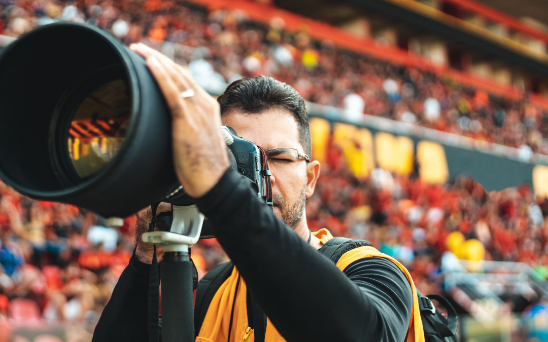 A fotografia é uma arte que muitas vezes é associada ao olhar único de um indivíduo, mas há um crescente reconhecimento da importância do trabalho colaborativo entre fotógrafos, especialmente na cobertura de grandes eventos. 